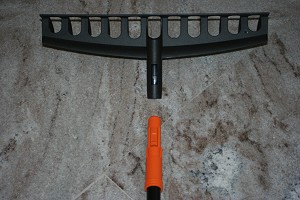 Smontaggio gancio rastrello giardino Fiskars