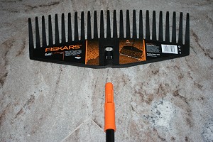 Smontaggio gancio scopa giardino Fiskars